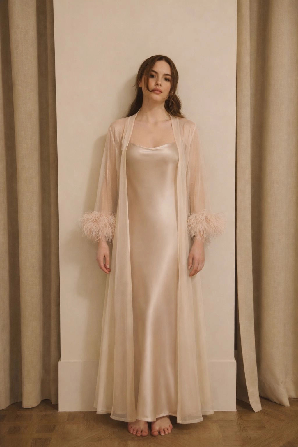 BABUSH Model draagt Amélie satin bridal robe met sheer kimono en feather cuffs in champagne tint