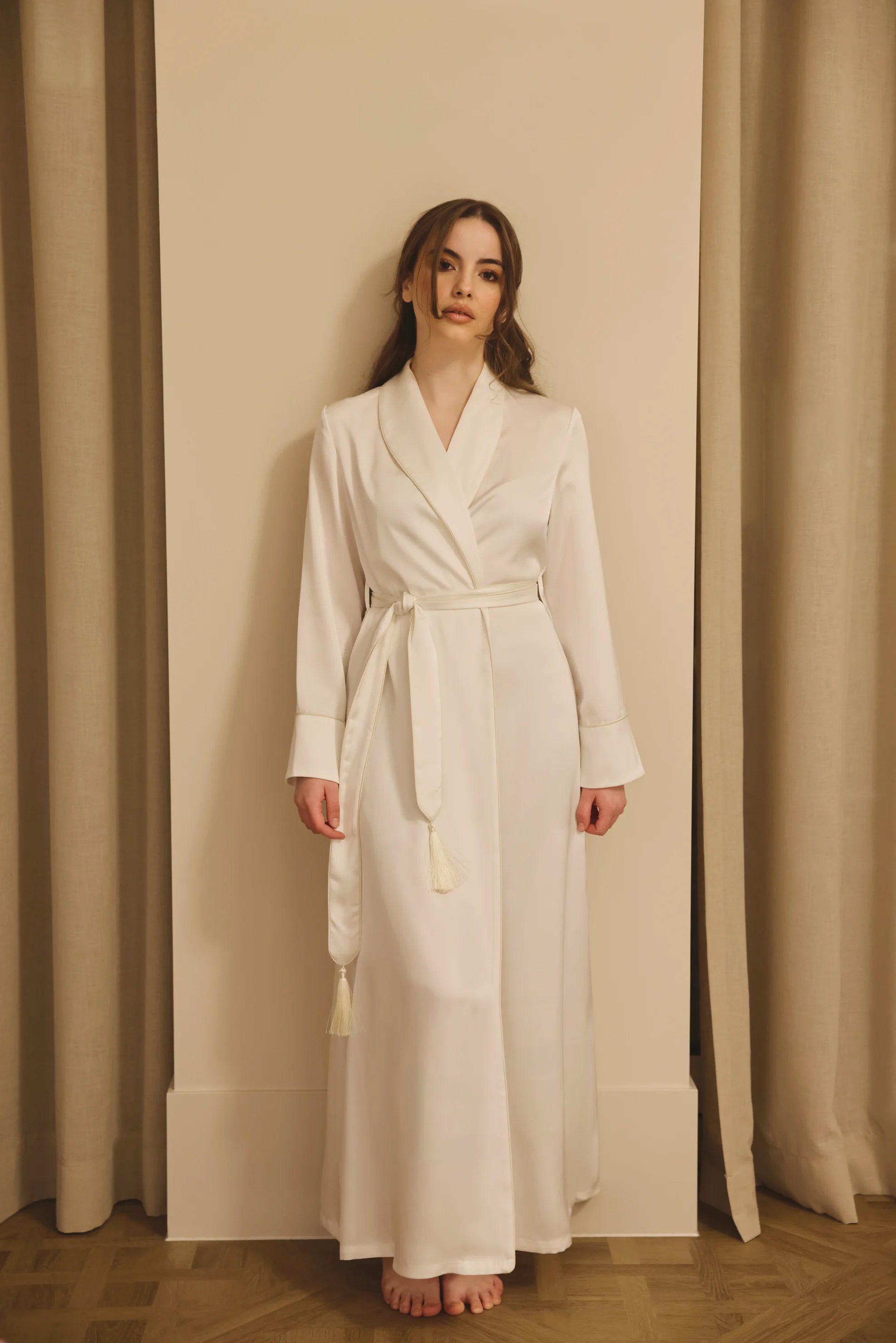 Babush Élise ivory satijnen badjas voorkant model